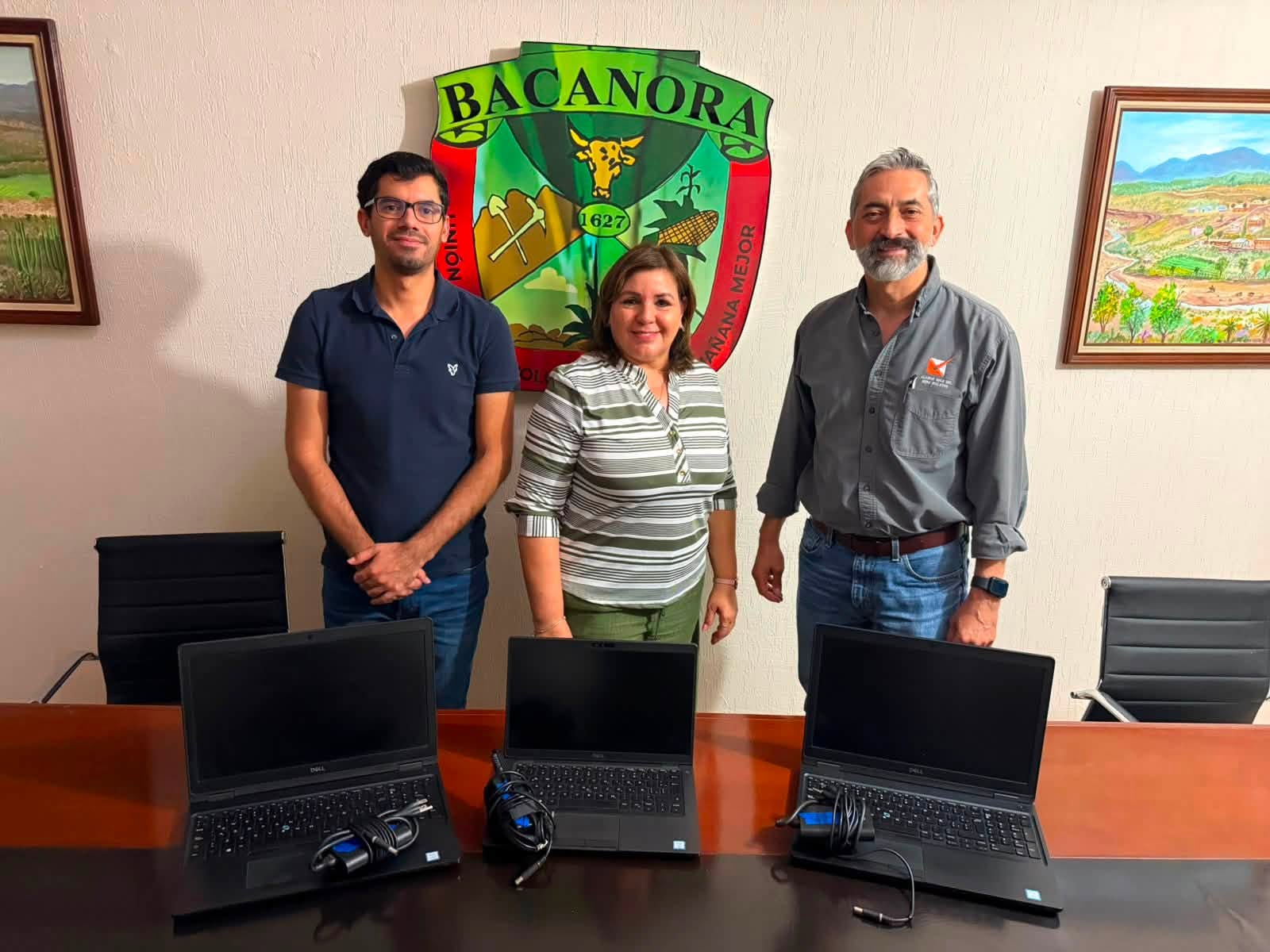 ENTREGA DE EQUIPOS DE CÓMPUTO POR PARTE DE MINAS DE ORO NACIONAL