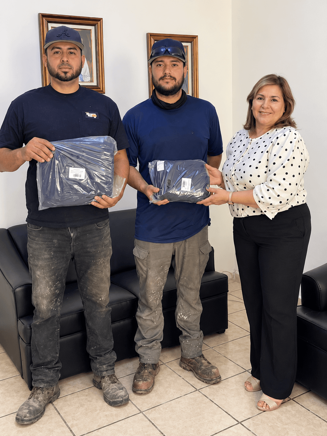 GOBIERNO MUNICIPAL DE BACANORA ENTREGA UNIFORMES AL PERSONAL DE AGUA POTABLE Y ALCANTARILLADO